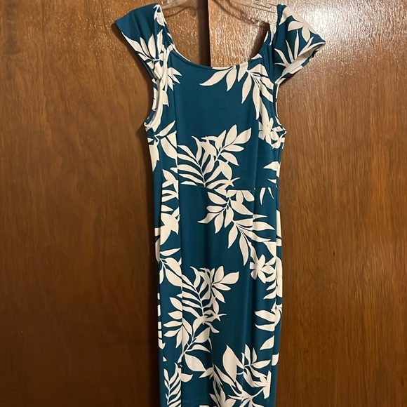 Knee length floral fitted dress. - Picture 1 of 2
